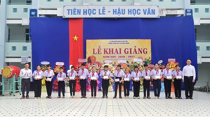 Đại diện LSP v&agrave; C&ocirc;ng ty Cổ phần Đầu tư v&agrave; X&acirc;y dựng VINA E&C trao học bổng cho học sinh c&oacute; ho&agrave;n cảnh kh&oacute; khăn tại trường THCS Bạch Đằng