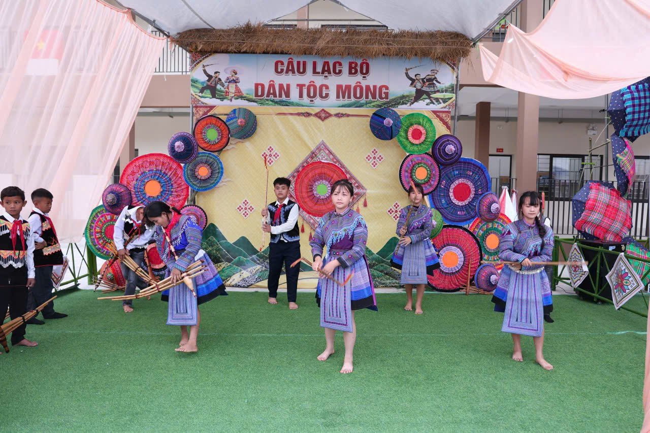 Các em học sinh biểu diễn văn nghệ chào mừng năm học mới và khánh thành ngôi trường biên giới. (Ảnh V.Đ) Các em học sinh biểu diễn văn nghệ chào mừng năm học mới và khánh thành ngôi trường biên giới. (Ảnh V.Đ)