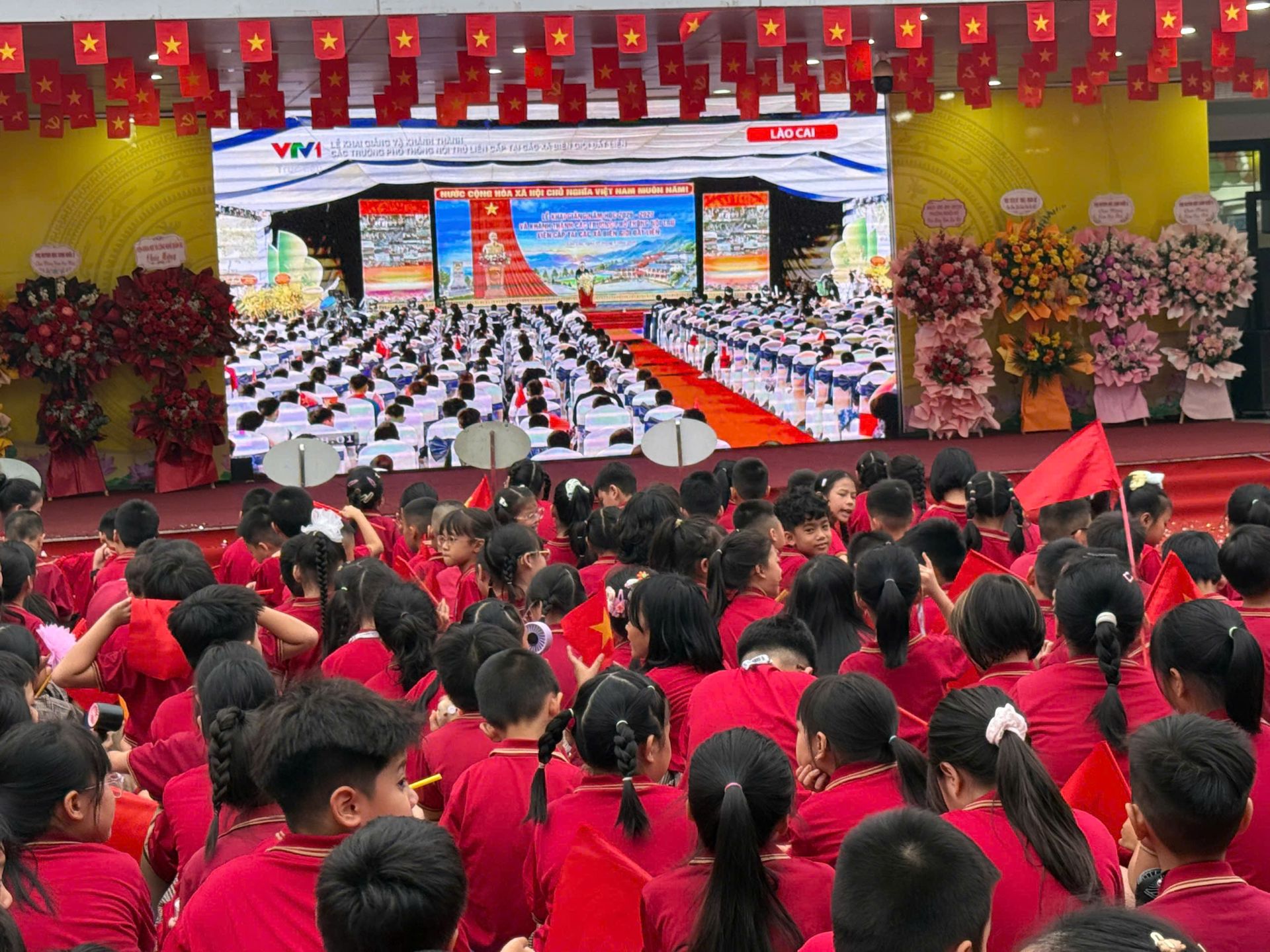 Kh&ocirc;ng kh&iacute; rộn r&agrave;ng trong lễ khai giảng năm học 2026 - 2027 tại Trường Tiểu học v&agrave; THCS Nghĩa Đ&ocirc;.