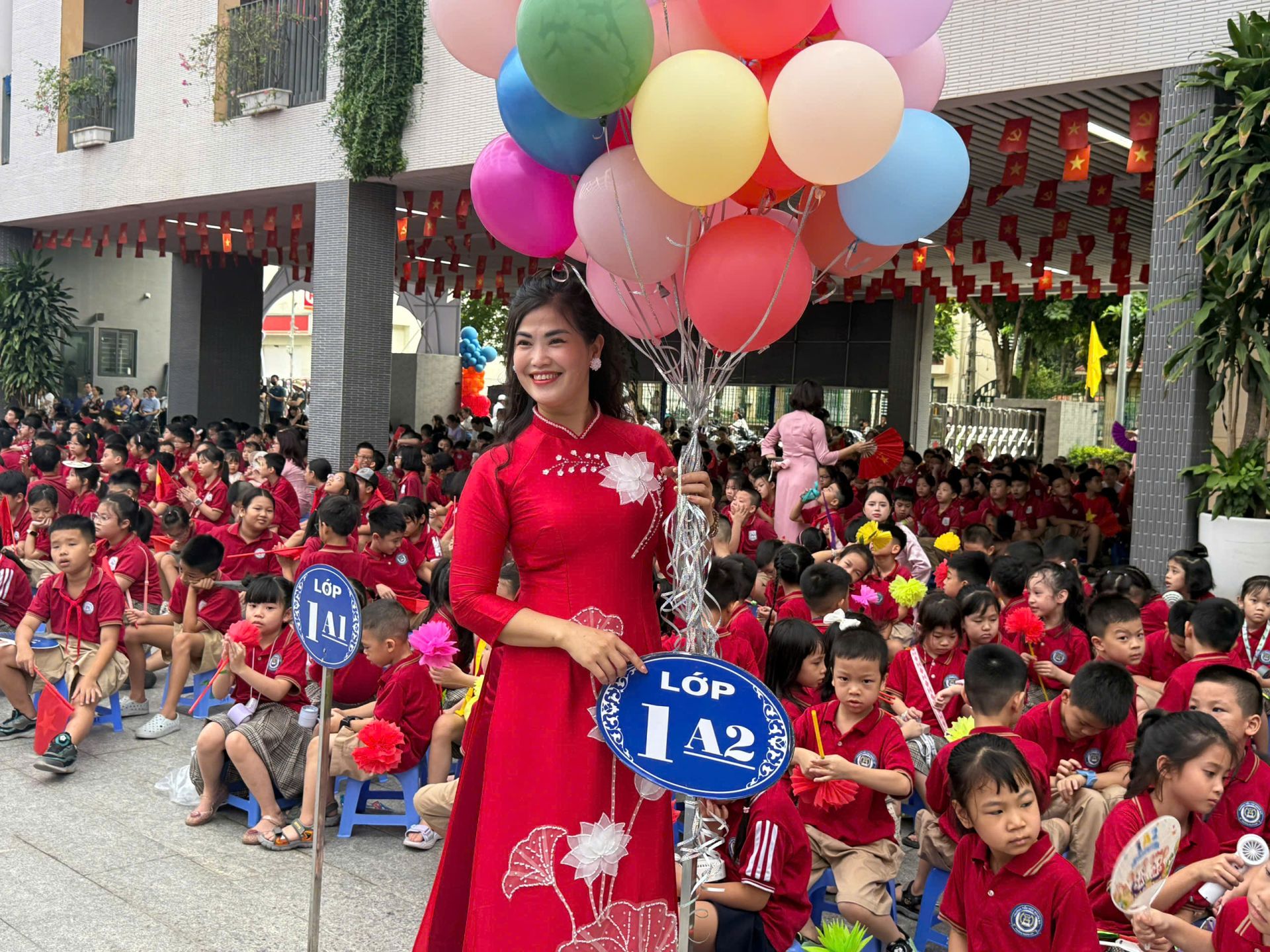 Gi&aacute;o vi&ecirc;n Trường Tiểu học v&agrave; THCS Nghĩa Đ&ocirc; rạng rỡ trong ng&agrave;y khai giảng năm học 2026 - 2027.