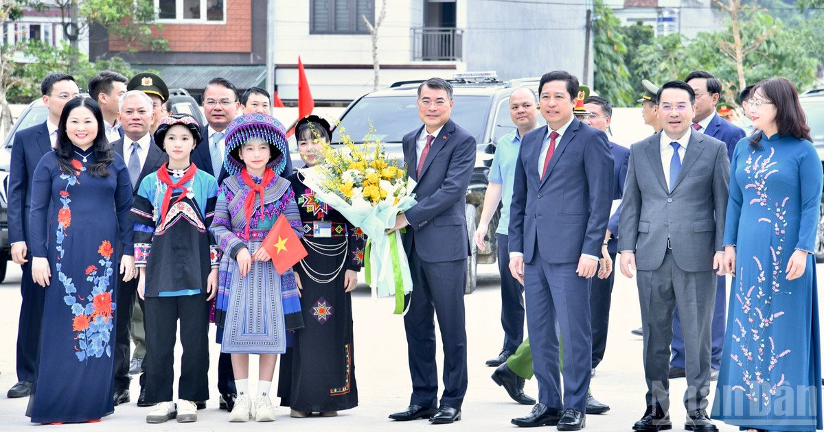 L&atilde;nh đạo, thầy v&agrave; tr&ograve; Trường phổ th&ocirc;ng nội tr&uacute; tiểu học v&agrave; trung học cơ sở Mường Khương (L&agrave;o Cai) nồng nhiệt ch&agrave;o đ&oacute;n Thủ tướng Ch&iacute;nh phủ L&ecirc; Minh Hưng. (Ảnh: THANH GIANG)