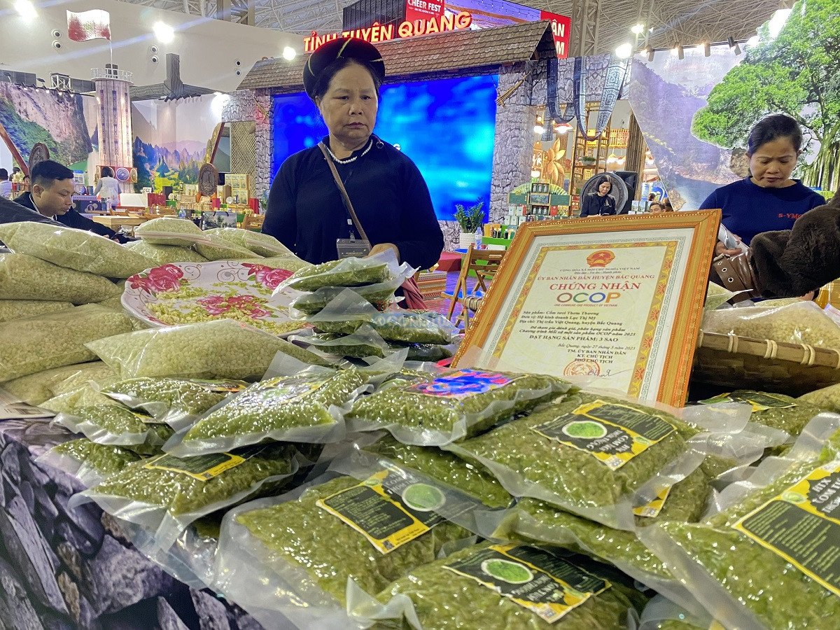 Sản phẩm OCOP trưng bày tại hội chợ. Ảnh: Thành Nam Sản phẩm OCOP trưng bày tại hội chợ. Ảnh: Thành Nam