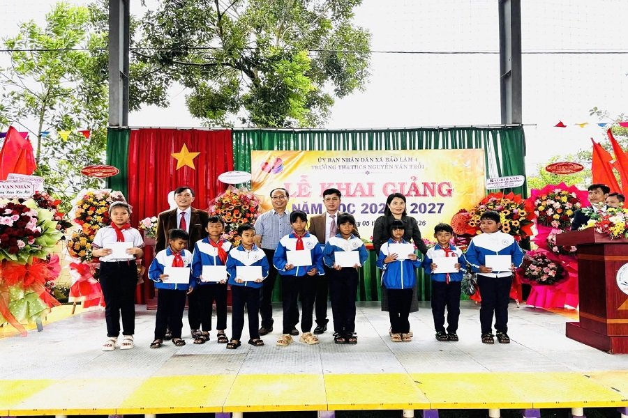&Ocirc;ng Hồ Sĩ Hưng &ndash; Ph&oacute; B&iacute; thư Đảng ủy, Ph&oacute; Gi&aacute;m đốc C&ocirc;ng ty (h&agrave;ng sau, thứ 2 từ tr&aacute;i sang) trao 40 suất học bổng tại Trường TH & THCS Nguyễn Văn Trỗi, x&atilde; Bảo L&acirc;m 4, tỉnh L&acirc;m Đồng.