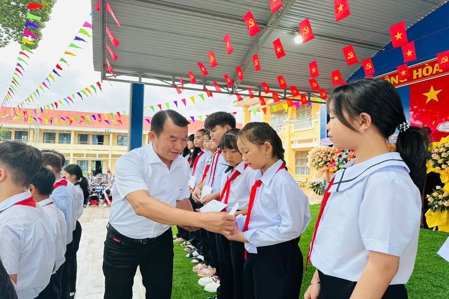 &Ocirc;ng Nguyễn Quang Đ&agrave;m &ndash; Ph&oacute; Gi&aacute;m đốc C&ocirc;ng ty trao 80 suất học bổng tại trường THCS Lộc Sơn, Phường B&rsquo;Lao, tỉnh L&acirc;m Đồng.