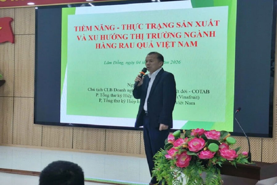 &Ocirc;ng Nguyễn Văn Mười &ndash; Chủ tịch C&acirc;u lạc bộ Doanh nghiệp N&ocirc;ng nghiệp Nhiệt đới tr&igrave;nh b&agrave;y tham luận về thực trạng v&agrave; xu hướng ng&agrave;nh h&agrave;ng rau, quả Việt Nam.