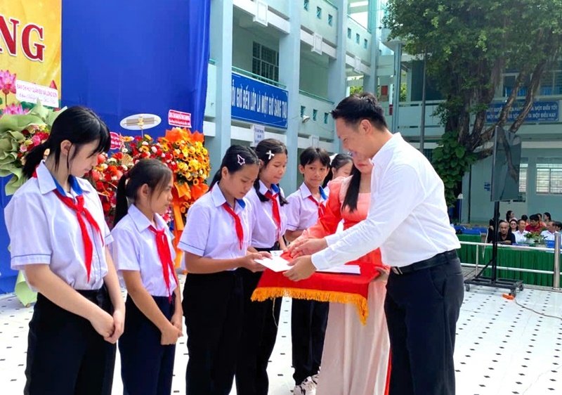&Ocirc;ng Piya Sinaroj, Trưởng ph&ograve;ng Đối Ngoại v&agrave; Ph&aacute;p Chế c&ocirc;ng ty LSP trao tặng học bổng cho c&aacute;c em học sinh.