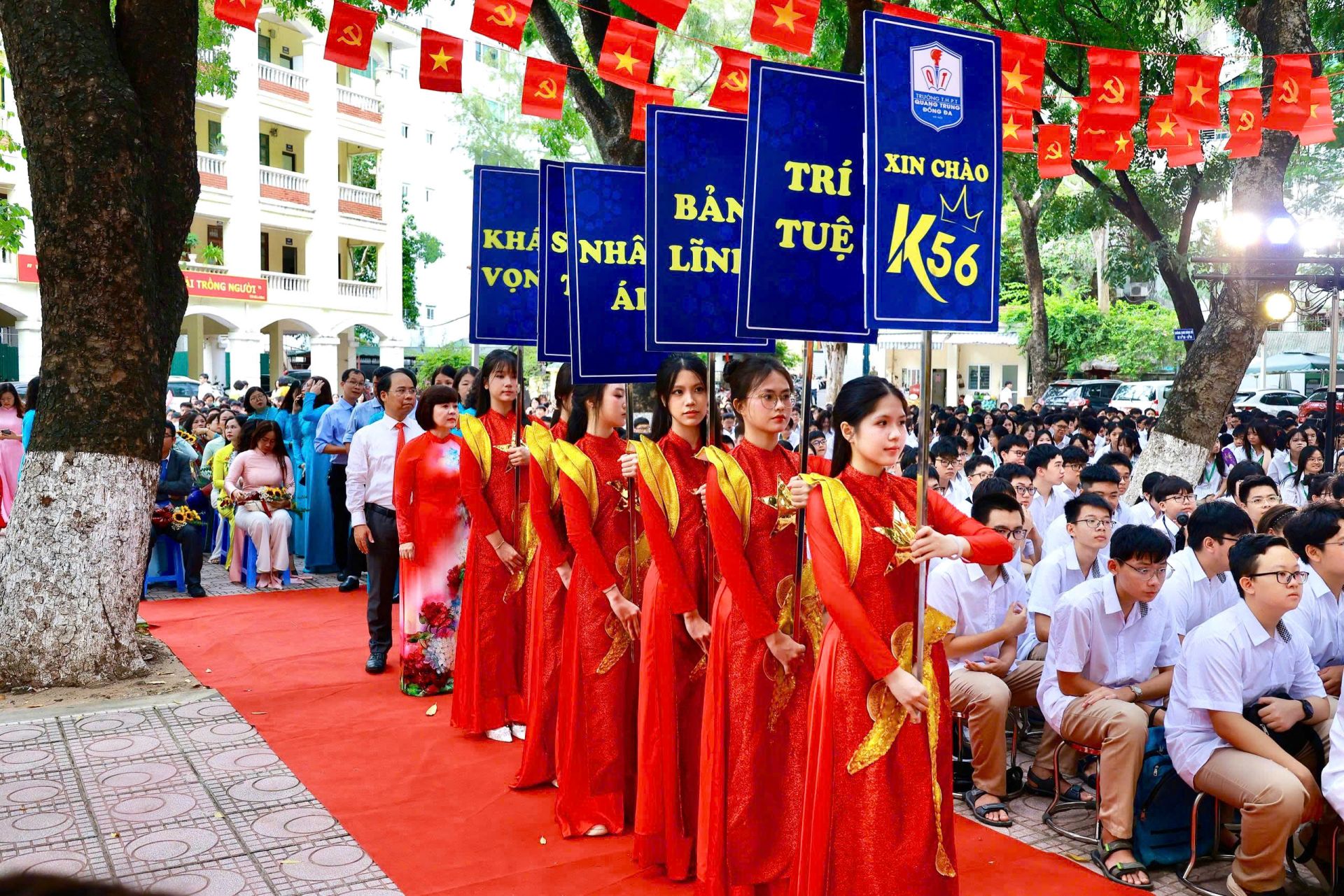 Chào đón các em học sinh lớp 10 – những thành viên mới của mái nhà chung Quang Trung – Đống Đa. Cô mong các em sớm hòa nhập, tự tin thể hiện bản thân, vun đắp ước mơ và cùng nhau viết nên một hành trình ý nghĩa. Chào đón các em học sinh lớp 10 – những thành viên mới của mái nhà chung Quang Trung – Đống Đa. Cô mong các em sớm hòa nhập, tự tin thể hiện bản thân, vun đắp ước mơ và cùng nhau viết nên một hành trình ý nghĩa.