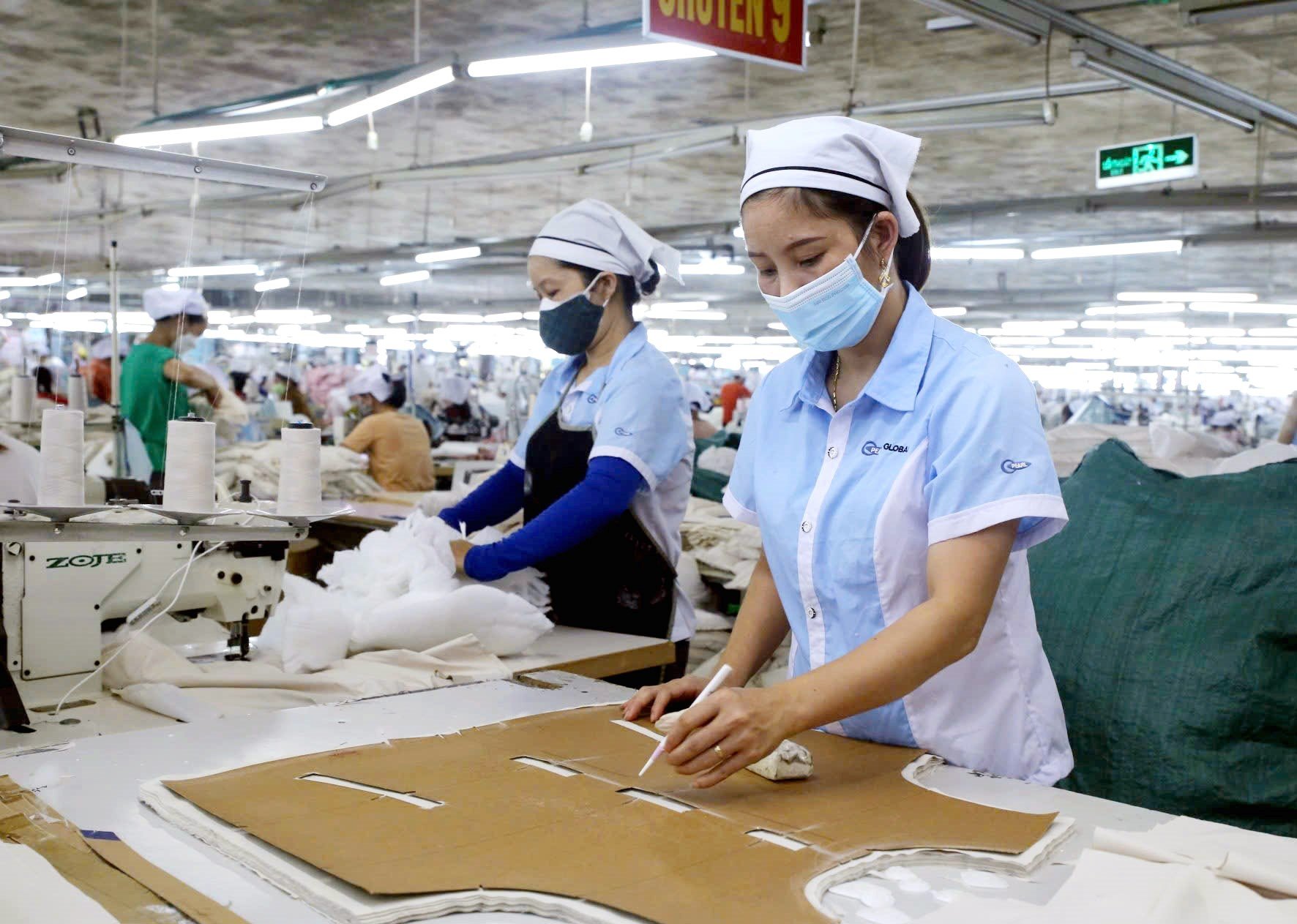 Dây chuyền sản xuất tại Công ty cổ phần may Pearl Việt Nam. Ảnh: phutho.gov.vn Dây chuyền sản xuất tại Công ty cổ phần may Pearl Việt Nam. Ảnh: phutho.gov.vn