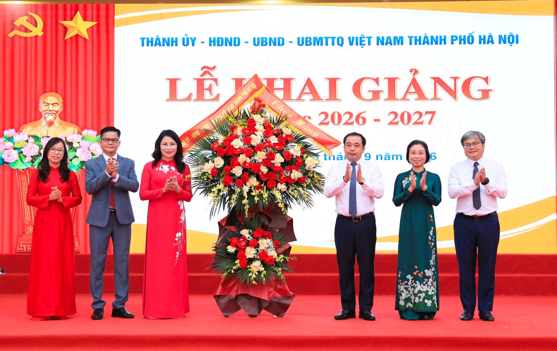 Đồng ch&iacute; Trần Đức Thắng, Ủy vi&ecirc;n Bộ Ch&iacute;nh trị, B&iacute; thư Th&agrave;nh ủy, Trưởng Đo&agrave;n đại biểu Quốc hội th&agrave;nh phố H&agrave; Nội, c&ugrave;ng c&aacute;c đồng ch&iacute; l&atilde;nh đạo của th&agrave;nh phố ch&uacute;c mừng ng&agrave;y hội khai trường của thầy tr&ograve; THCS Trần Duy Hưng.
