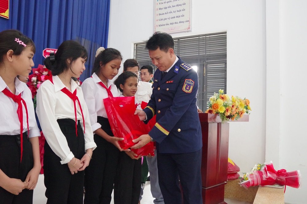 Thượng tá Đinh Xuân Hoàng, Chính ủy Hải đoàn 32 trao những phần quà ý nghĩa cho các em học sinh Thượng tá Đinh Xuân Hoàng, Chính ủy Hải đoàn 32 trao những phần quà ý nghĩa cho các em học sinh