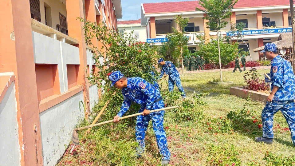 Cán bộ, chiến sĩ Hải đoàn 32 tham gia tổng dọn vệ sinh, phát quang và chỉnh trang cảnh quan khuôn viên trường học Cán bộ, chiến sĩ Hải đoàn 32 tham gia tổng dọn vệ sinh, phát quang và chỉnh trang cảnh quan khuôn viên trường học