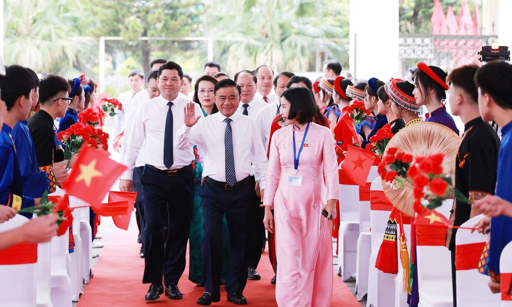 Đồng ch&iacute; Trần Cẩm T&uacute; v&agrave; c&aacute;c đồng ch&iacute; Thường trực Tỉnh ủy Bắc Ninh dự lễ khai giảng.