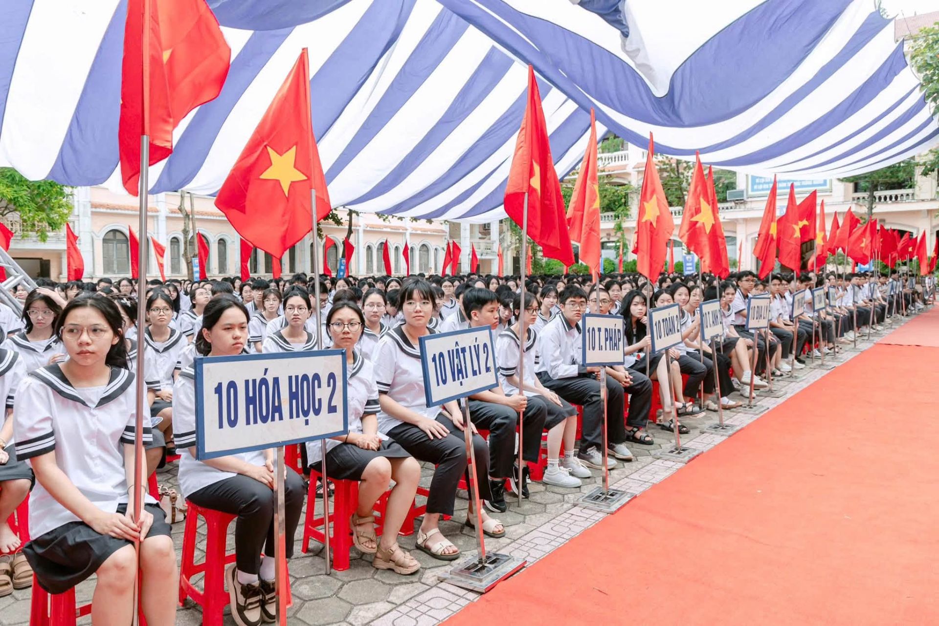 Trường THPT chuyên Lê Hồng Phong Ninh Bình phát huy thành tích, hướng tới năm học mới Trường THPT chuyên Lê Hồng Phong Ninh Bình phát huy thành tích, hướng tới năm học mới