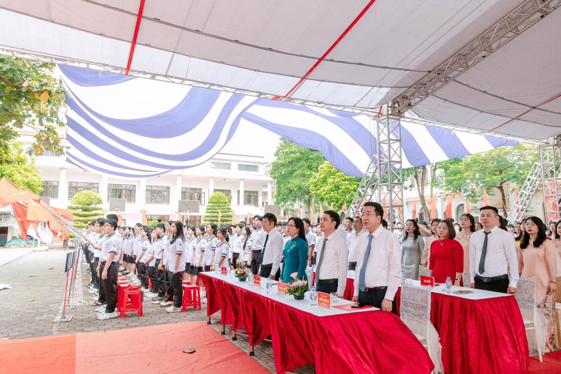 Các đại biểu tham dự lễ khai giảng Các đại biểu tham dự lễ khai giảng