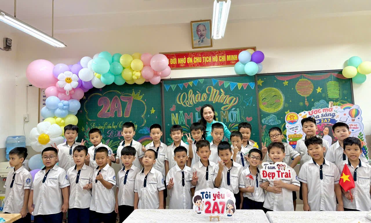 Cô trò rạng rỡ lưu lại khoảnh khắc đầu tiên bên nhau trong năm học 2026–2027. Cô trò rạng rỡ lưu lại khoảnh khắc đầu tiên bên nhau trong năm học 2026–2027.
