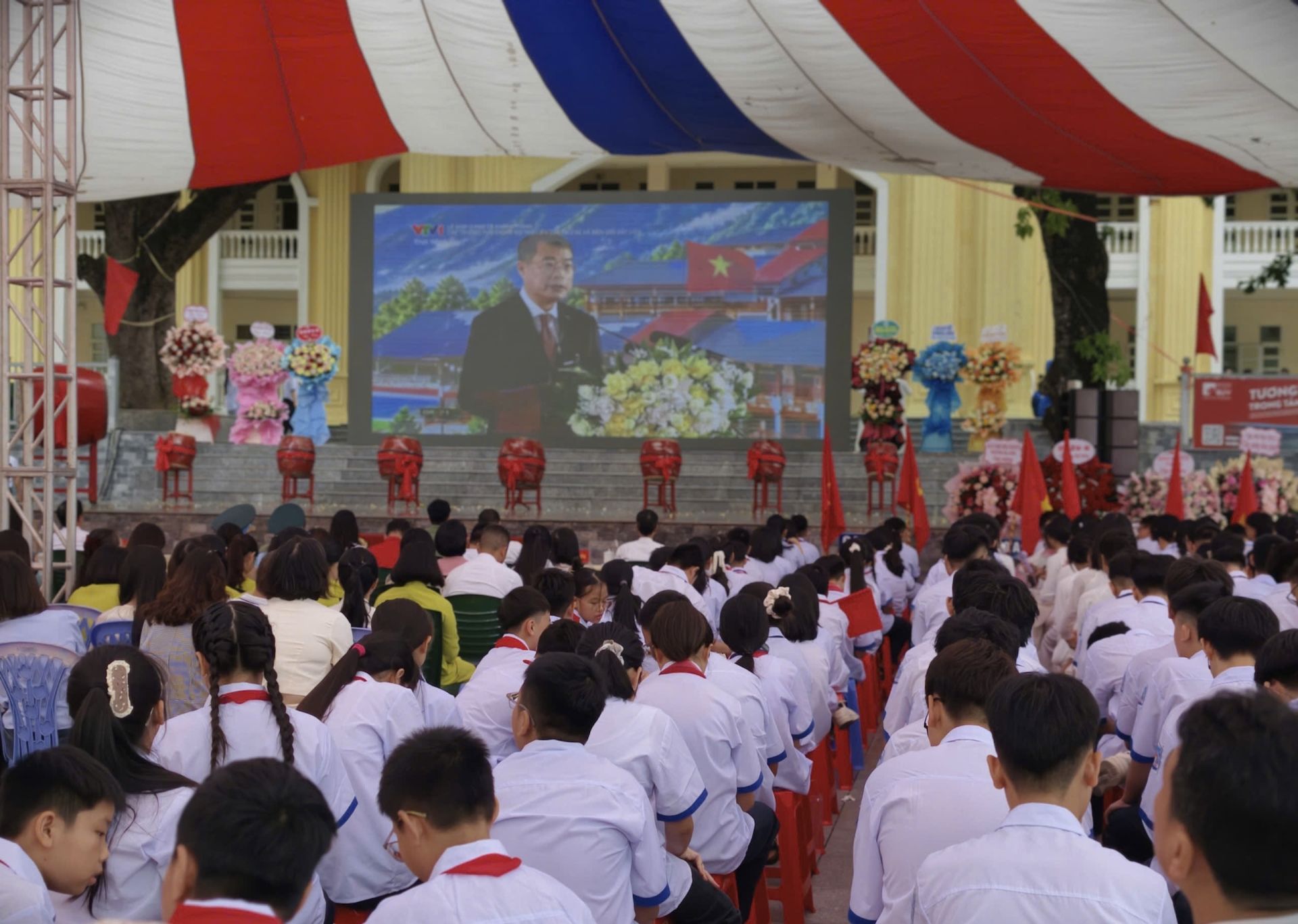 Các em học sinh Trường PTTH Hòn Gai đang theo dõi Thủ tướng Chính phủ Lê Minh Hưng phát biểu tại Lễ khai giảng được truyền hình trực tiếp từ Trường Phổ thông nội trú Mường Khương (tỉnh Lào Cai) Các em học sinh Trường PTTH Hòn Gai đang theo dõi Thủ tướng Chính phủ Lê Minh Hưng phát biểu tại Lễ khai giảng được truyền hình trực tiếp từ Trường Phổ thông nội trú Mường Khương (tỉnh Lào Cai)