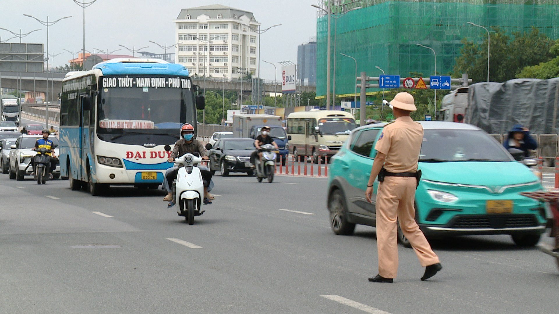 Lực lượng Cảnh s&aacute;t giao th&ocirc;ng, C&ocirc;ng an TP. H&agrave; Nội kiểm tra phương tiện kinh doanh vận tải trong dịp lễ Quốc kh&aacute;nh 2/9. Ảnh: