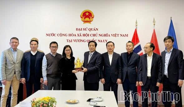 Phó Bí thư Tỉnh ủy Nguyễn Mạnh Sơn trao bức tượng Quốc Tổ Hùng Vương tặng Đại sứ đặc mệnh toàn quyền Việt Nam tại Na Uy Lê Thị Thu. Phó Bí thư Tỉnh ủy Nguyễn Mạnh Sơn trao bức tượng Quốc Tổ Hùng Vương tặng Đại sứ đặc mệnh toàn quyền Việt Nam tại Na Uy Lê Thị Thu.