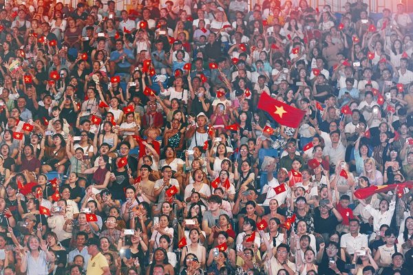 Nh&acirc;n d&acirc;n, du kh&aacute;ch v&agrave; đại biểu đến dự