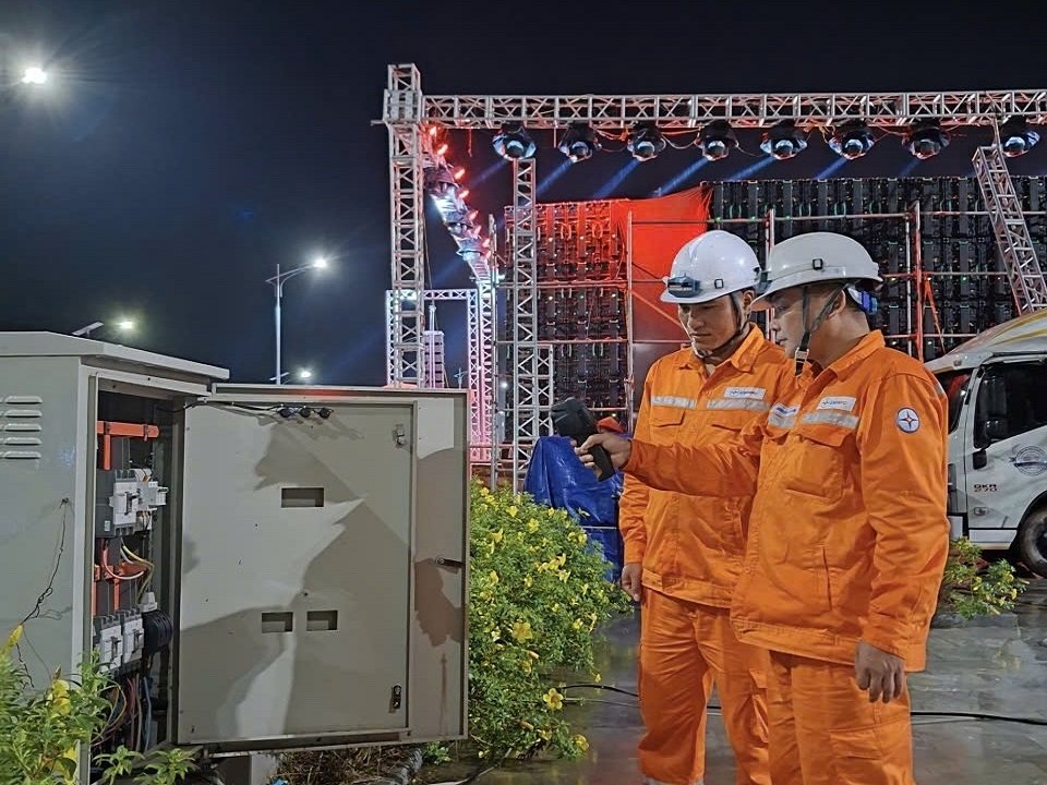 Nh&acirc;n vi&ecirc;n Điện lực V&acirc;n Đồn kiểm tra th&ocirc;ng số kỹ thuật vận h&agrave;nh đảm bảo cấp điện chương tr&igrave;nh Dấu son lịch sử - Kh&aacute;t vọng Quảng Ninh tổ chức tại đảo C&ocirc; T&ocirc;