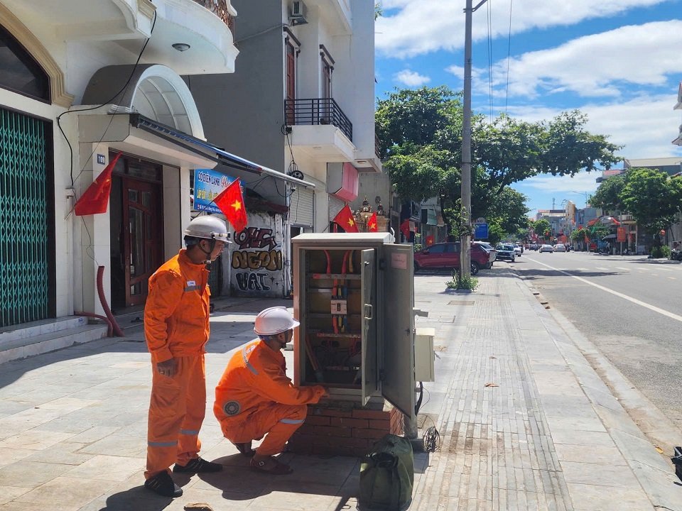 Nh&acirc;n vi&ecirc;n Điện lực Đ&ocirc;ng Triều trực vận h&agrave;nh v&agrave; kiểm tra lưới điện đảm bảo cấp điện kỳ nghỉ lễ ng&agrave;y 2/9
