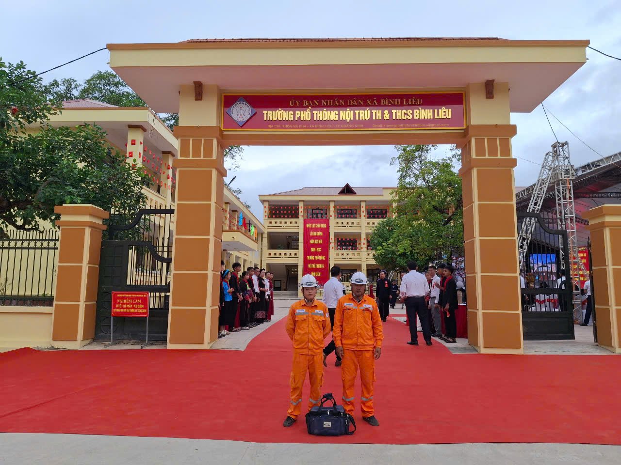 Nhân viên CTĐL Quảng Ninh trực cấp điện tại các điểm trường trên địa bàn thành phố Nhân viên CTĐL Quảng Ninh trực cấp điện tại các điểm trường trên địa bàn thành phố