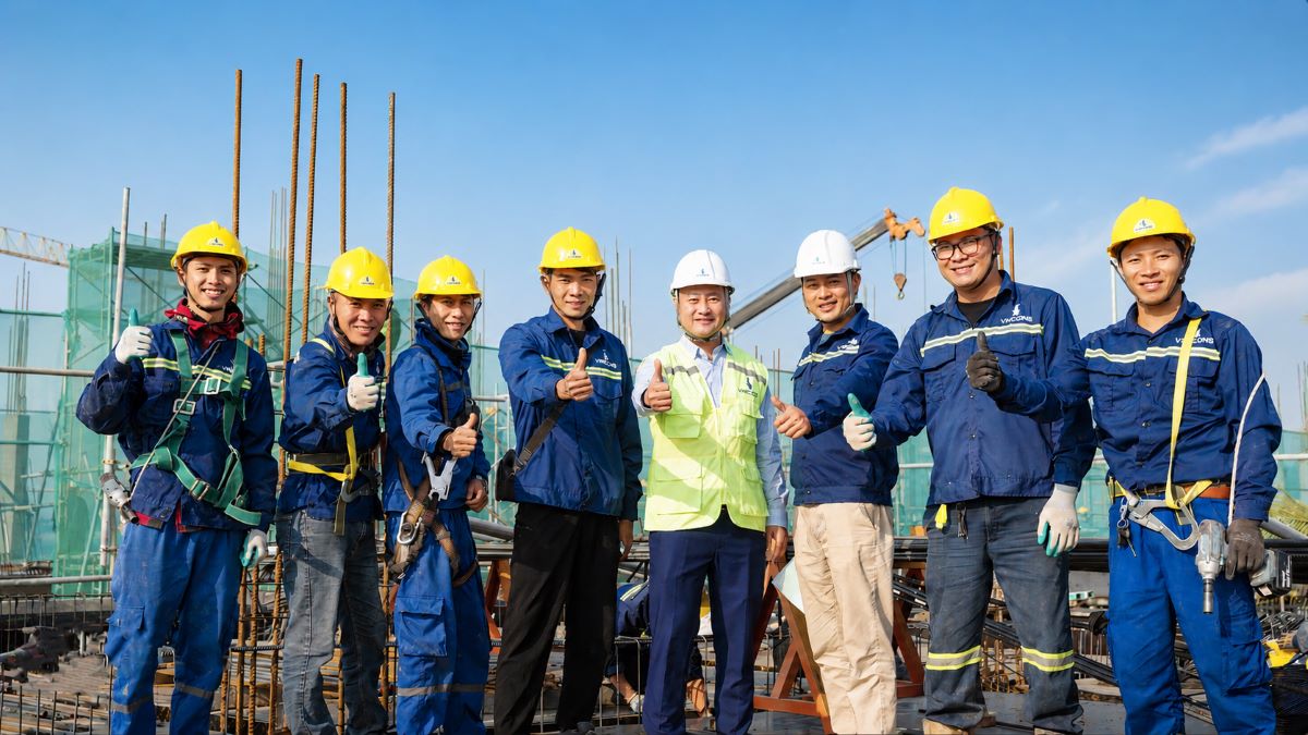 Đội quân cơ hữu 100% giúp VinCons làm chủ tiến độ và chất lượng thi công tại hàng loạt siêu dự án quốc gia, vượt xa quy mô của các nhà thầu truyền thống Đội quân cơ hữu 100% giúp VinCons làm chủ tiến độ và chất lượng thi công tại hàng loạt siêu dự án quốc gia, vượt xa quy mô của các nhà thầu truyền thống
