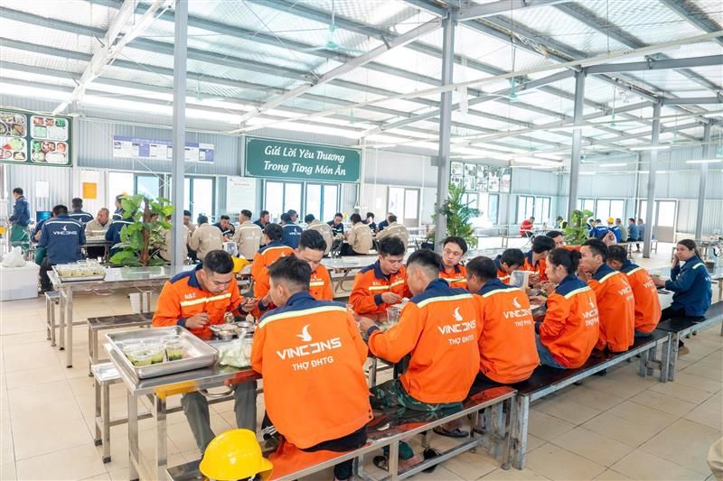 Hệ thống ký túc xá có điều hòa, bữa ăn miễn phí giúp người lao động gạt bỏ tâm lý bấp bênh, yên tâm gắn bó cùng doanh nghiệp. Hệ thống ký túc xá có điều hòa, bữa ăn miễn phí giúp người lao động gạt bỏ tâm lý bấp bênh, yên tâm gắn bó cùng doanh nghiệp.