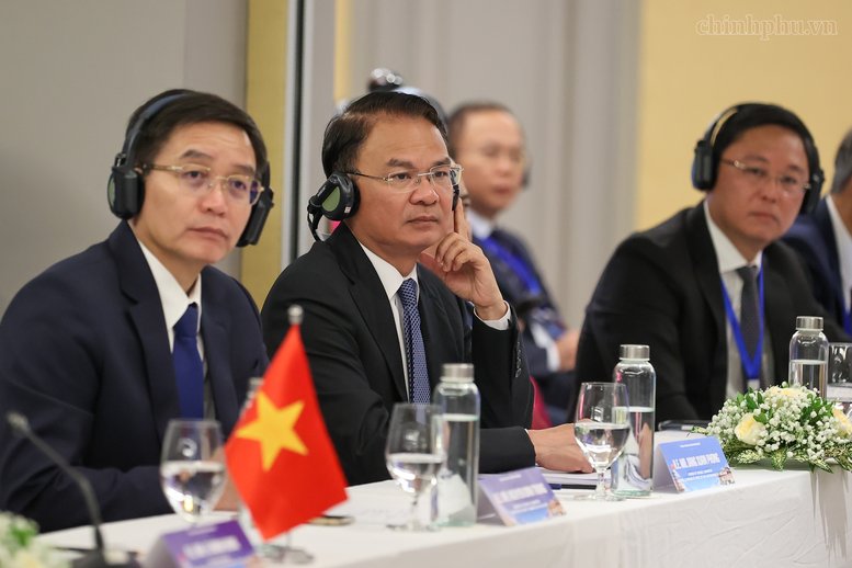 L&atilde;nh đạo c&aacute;c bộ, ng&agrave;nh Việt Nam tham dự buổi l&agrave;m việc - Ảnh: chinhphu.vn/Nhật Bắc