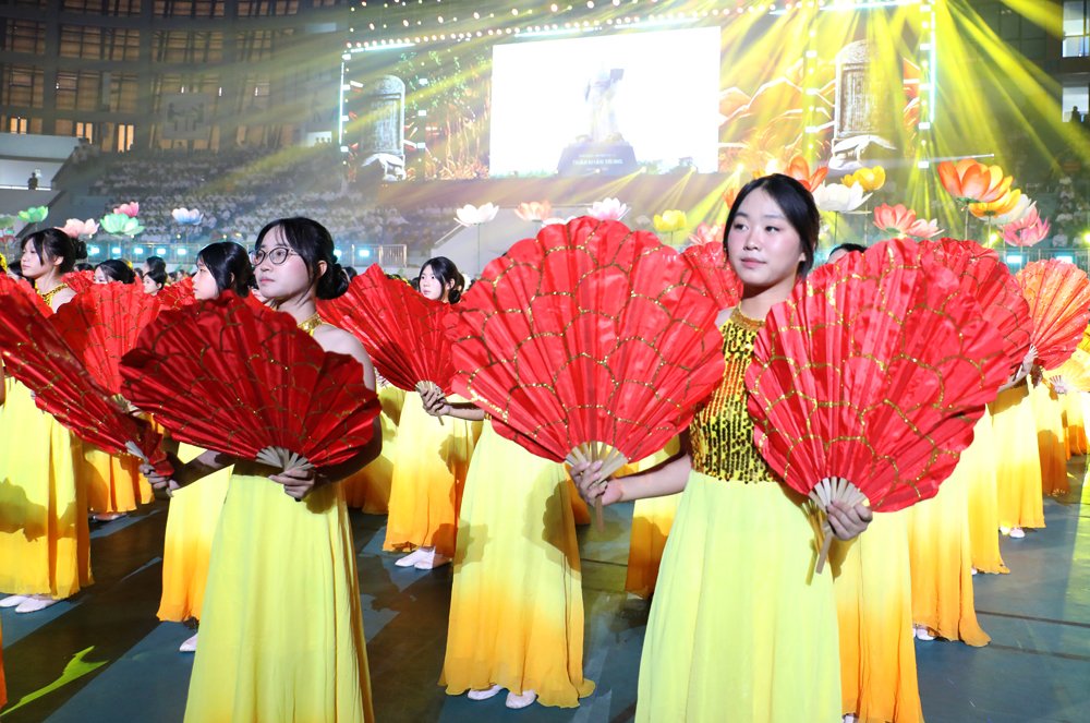 Học sinh tham gia m&agrave;n đồng diễn đặc sắc.