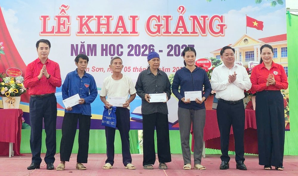 Hội Chữ thập đỏ tỉnh trao hỗ trợ cho c&aacute;c hộ c&oacute; ho&agrave;n cảnh kh&oacute; khăn.