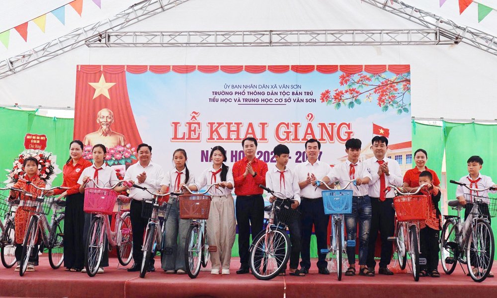 Hội Chữ thập đỏ tỉnh trao xe đạp cho học sinh vượt kh&oacute; học giỏi tại Trường Phổ th&ocirc;ng D&acirc;n tộc b&aacute;n tr&uacute; Tiểu học v&agrave; Trung học cơ sở V&acirc;n Sơn.