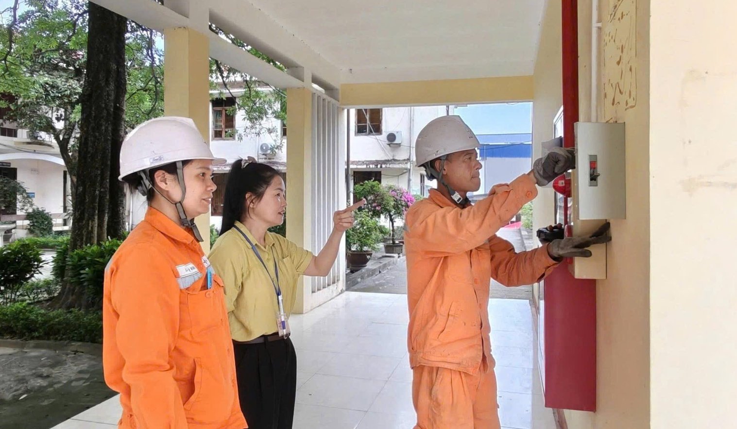Nh&acirc;n vi&ecirc;n ng&agrave;nh Điện kiểm tra hệ thống điện tại trường học, kịp thời ph&aacute;t hiện v&agrave; xử l&yacute; c&aacute;c nguy cơ mất an to&agrave;n