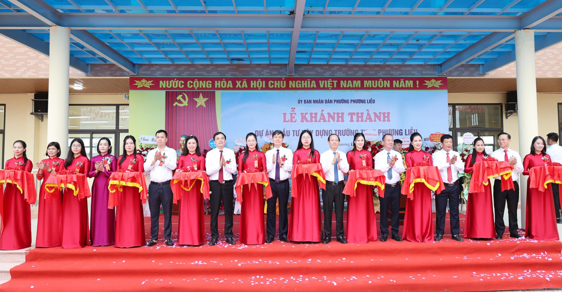 Các đại biểu thực hiện nghi thức cắt băng khánh thành Trường THCS Phương Liễu. Các đại biểu thực hiện nghi thức cắt băng khánh thành Trường THCS Phương Liễu.