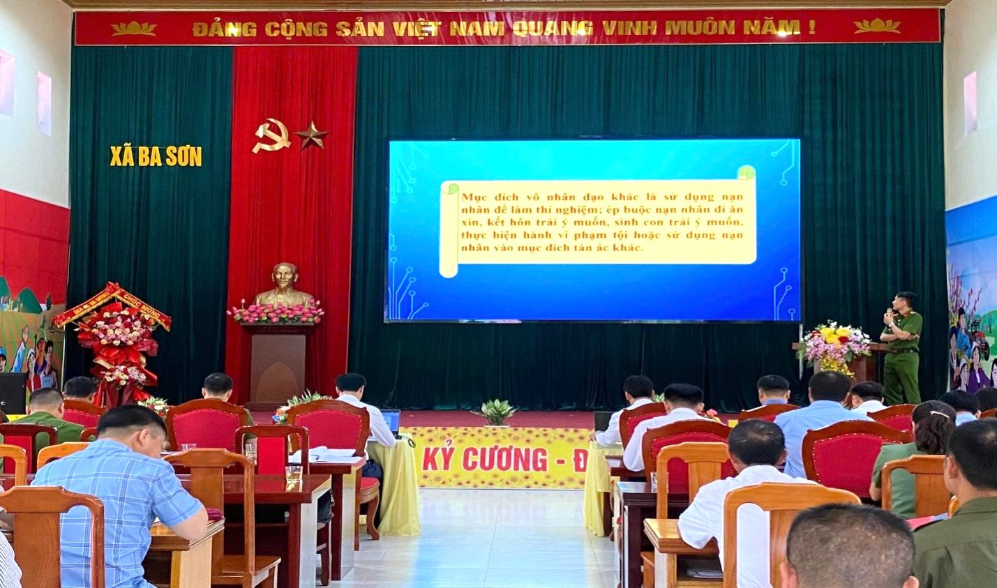 C&aacute;n bộ C&ocirc;ng an tuy&ecirc;n truyền, hướng dẫn chủ cơ sở kinh doanh nhận diện dấu hiệu của tội phạm mua b&aacute;n người.