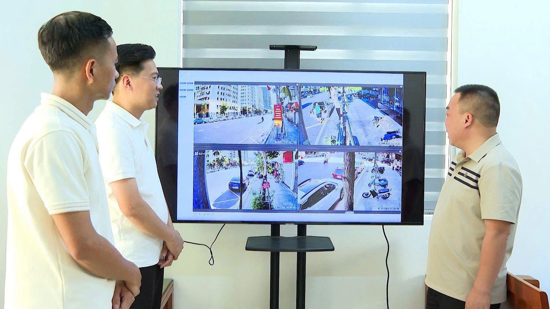 Lãnh đạo phường Hồng Gai kiểm tra hệ thống giám sát camera Lãnh đạo phường Hồng Gai kiểm tra hệ thống giám sát camera