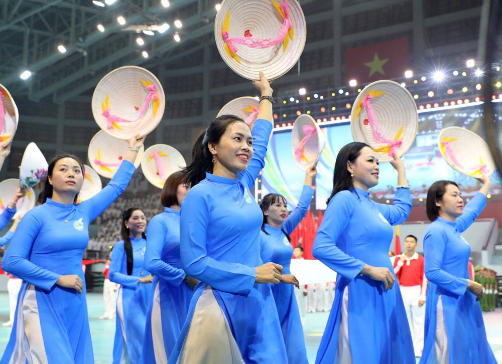 Phụ nữ tỉnh diễu h&agrave;nh tại lễ khai mạc Đại hội.