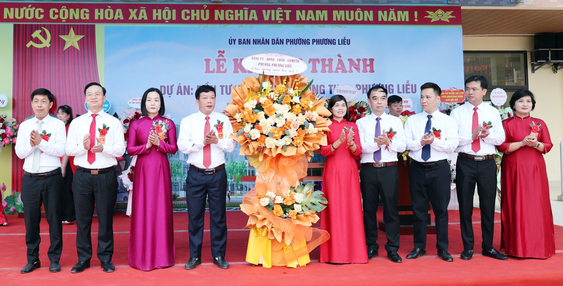 Các đồng chí lãnh đạo phường Phương Liễu tặng hoa chúc mừng nhà trường. Các đồng chí lãnh đạo phường Phương Liễu tặng hoa chúc mừng nhà trường.