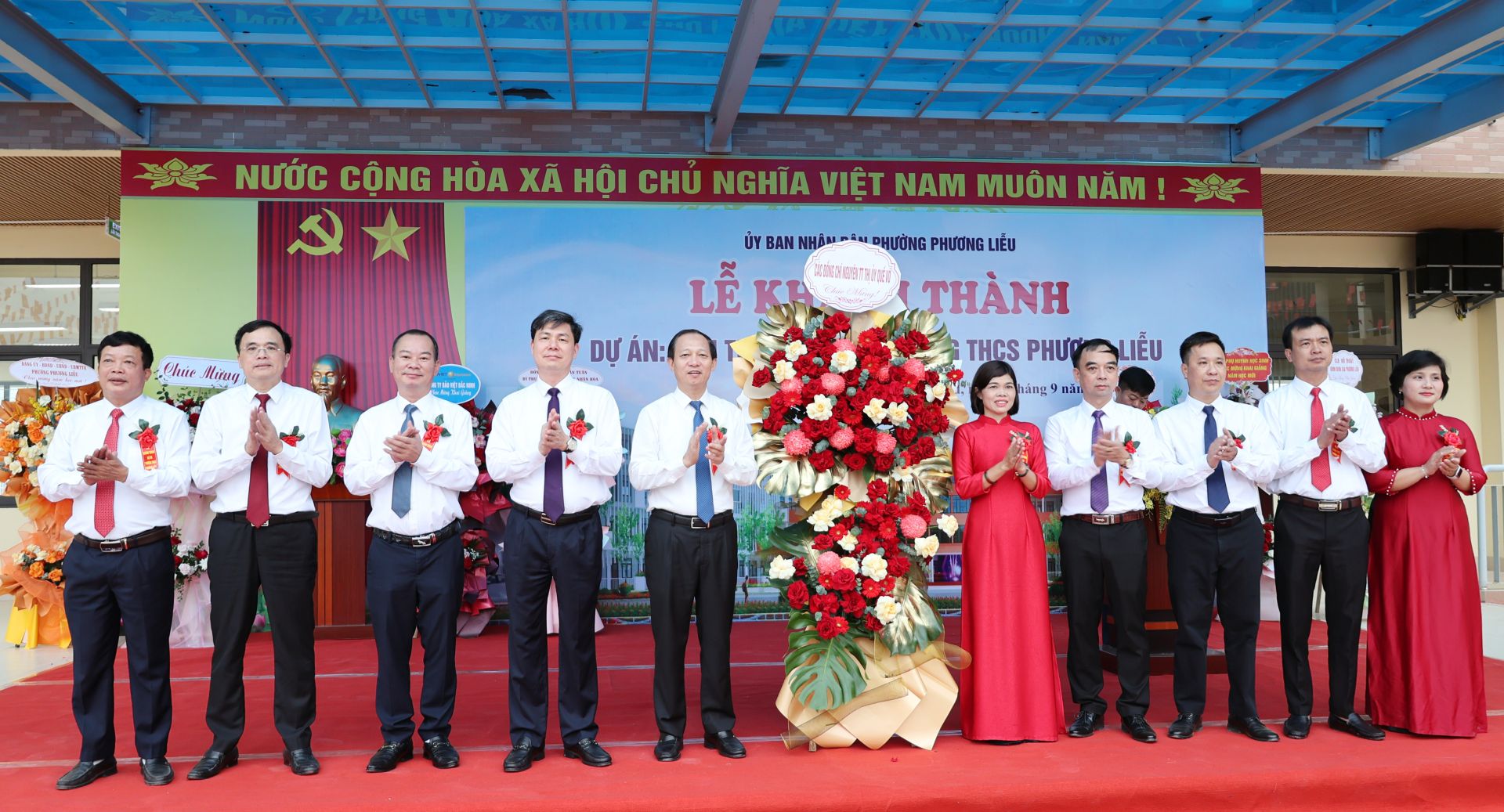 Các đồng chí nguyên Thường trực Thị ủy Quế Võ (cũ) tặng hoa chúc mừng nhà trường. Các đồng chí nguyên Thường trực Thị ủy Quế Võ (cũ) tặng hoa chúc mừng nhà trường.
