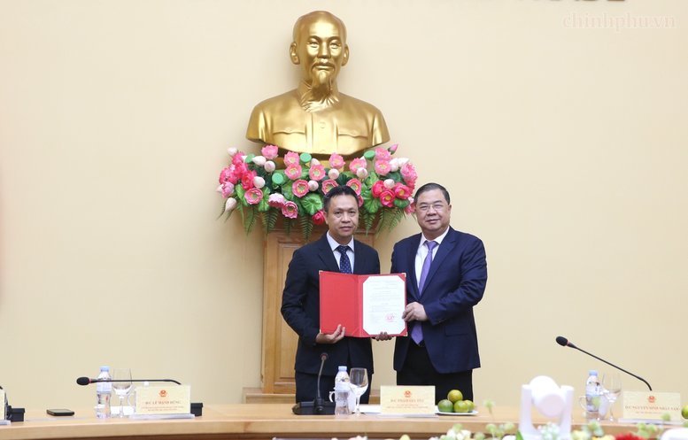 Ph&oacute; Thủ tướng Thường trực Phạm Gia T&uacute;c trao Quyết định bổ nhiệm đồng ch&iacute; Nguyễn Việt Sơn, Vụ trưởng Vụ Dầu kh&iacute; v&agrave; Than giữ chức vụ Thứ trưởng Bộ C&ocirc;ng Thương - Ảnh: chinhphu.vn/Nguyễn Ho&agrave;ng