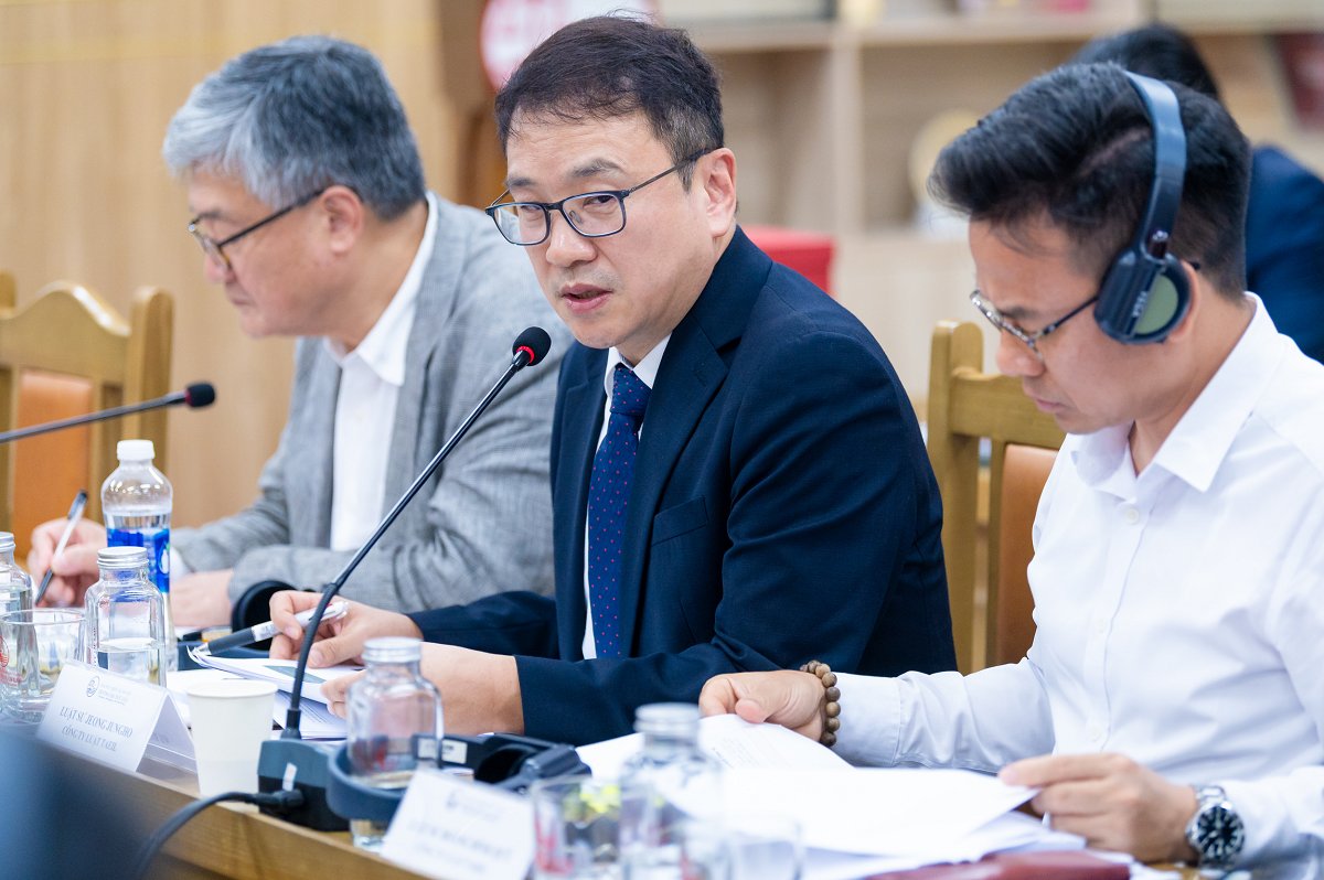 Hội thảo có sự đóng góp ý kiến từ các diễn giả là các Luật sư đến từ Hàn Quốc Hội thảo có sự đóng góp ý kiến từ các diễn giả là các Luật sư đến từ Hàn Quốc