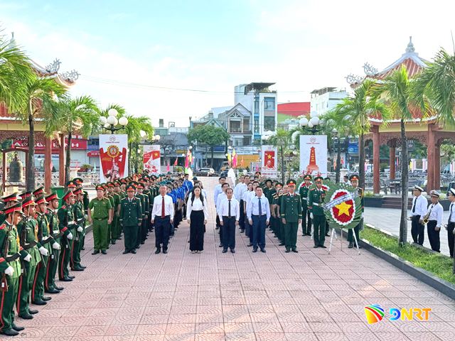 L&atilde;nh đạo th&agrave;nh phố v&agrave; c&aacute;c đại biểu tưởng nhớ, tri &acirc;n c&aacute;c anh h&ugrave;ng liệt sĩ. Ảnh: MInh Chi - Hữu Việt