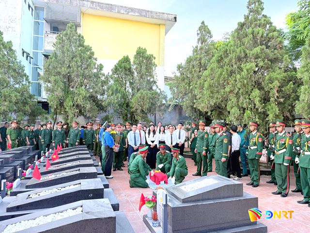Lực lượng chức năng thực hiện nghi lễ an t&aacute;ng h&agrave;i cốt liệt sĩ tại Nghĩa trang liệt sĩ H&ograve;a Kh&aacute;nh. Ảnh: Minh Chi - Hữu Việt.