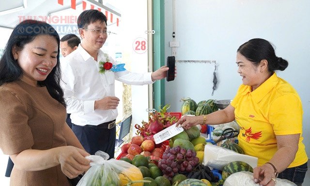 Lãnh đạo phường mua mở hàng một số gian hàng. Lãnh đạo phường mua mở hàng một số gian hàng.