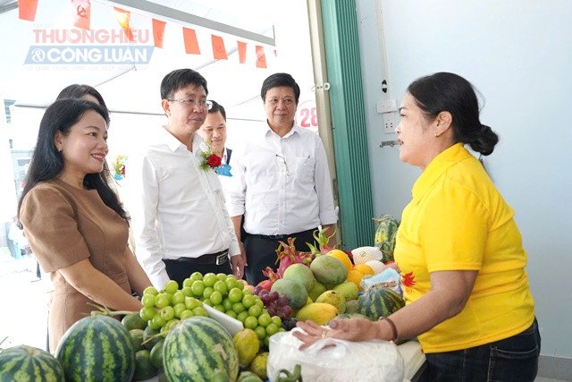 Lãnh đạo phường Hải Vân tham quan các gian hàng. Lãnh đạo phường Hải Vân tham quan các gian hàng.