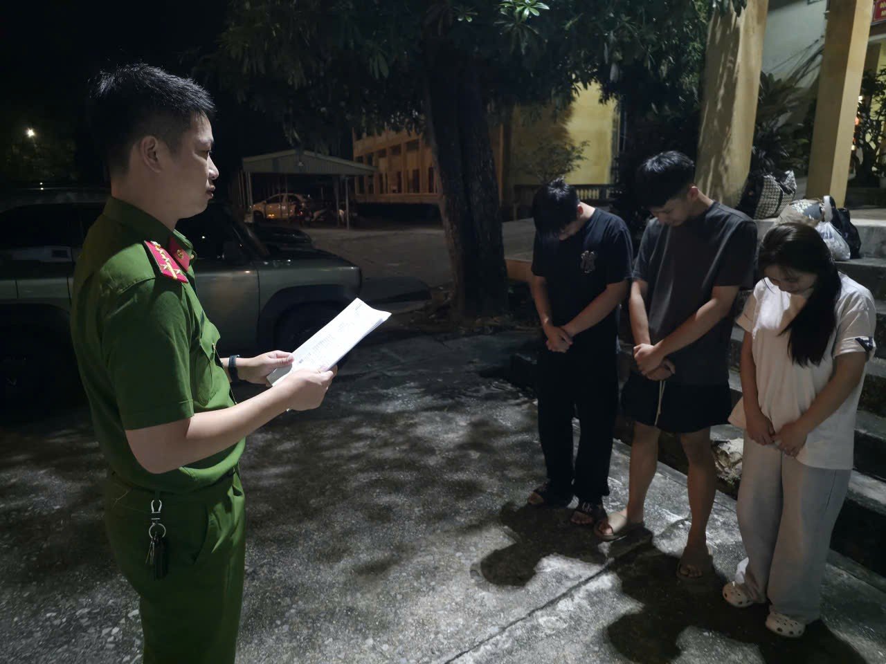 03 đối tượng liên quan hành vi mua bán trái phép chất ma túy dạng tinh dầu CBD bị bắt giữ. Ảnh: Công an TP Quảng Ninh 03 đối tượng liên quan hành vi mua bán trái phép chất ma túy dạng tinh dầu CBD bị bắt giữ. Ảnh: Công an TP Quảng Ninh