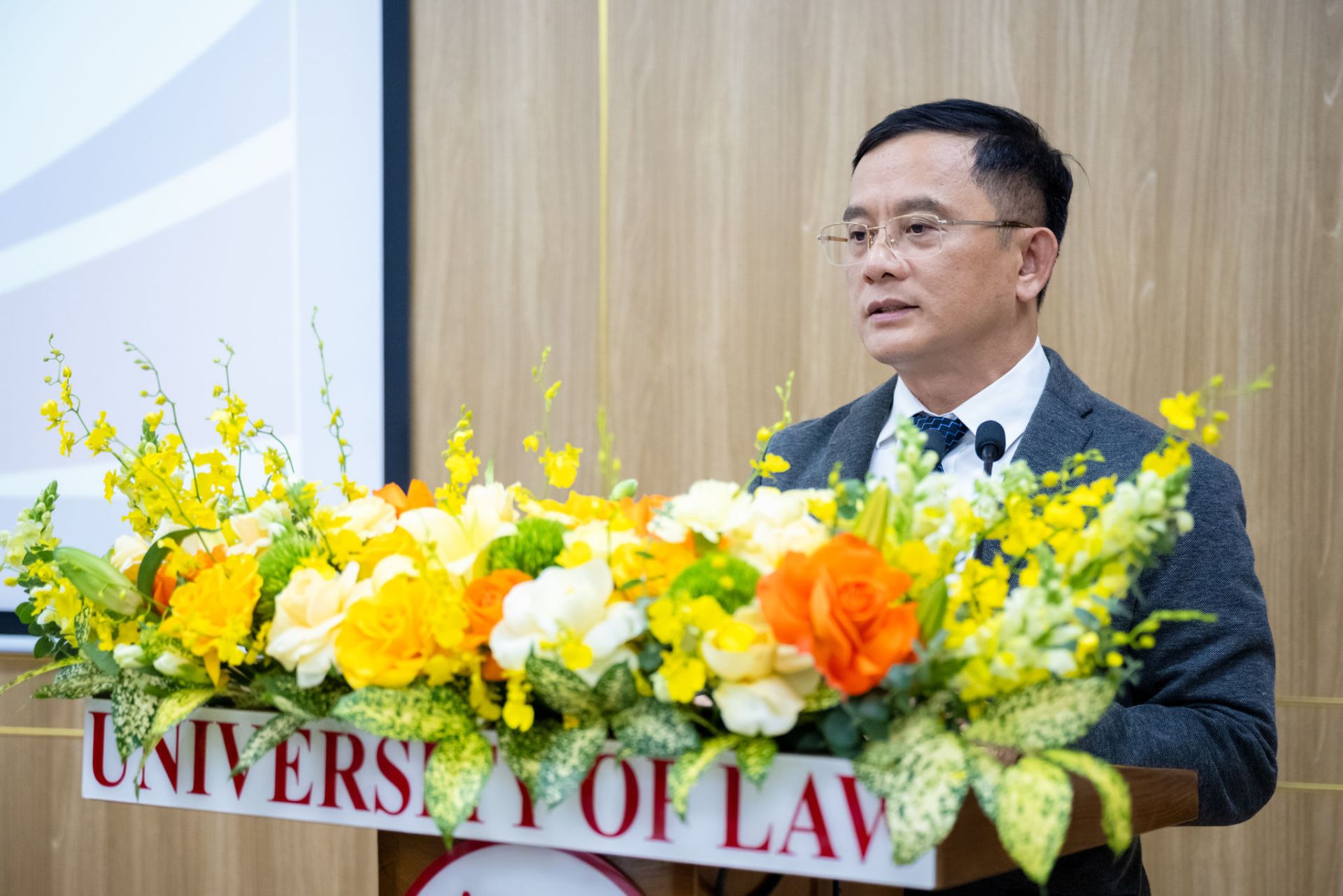 PGS.TS Nguyễn Tiến Vinh, Hiệu trưởng Trường Đại học Luật (Đại học Quốc gia Hà Nội) phát biểu tại Hội thảo PGS.TS Nguyễn Tiến Vinh, Hiệu trưởng Trường Đại học Luật (Đại học Quốc gia Hà Nội) phát biểu tại Hội thảo