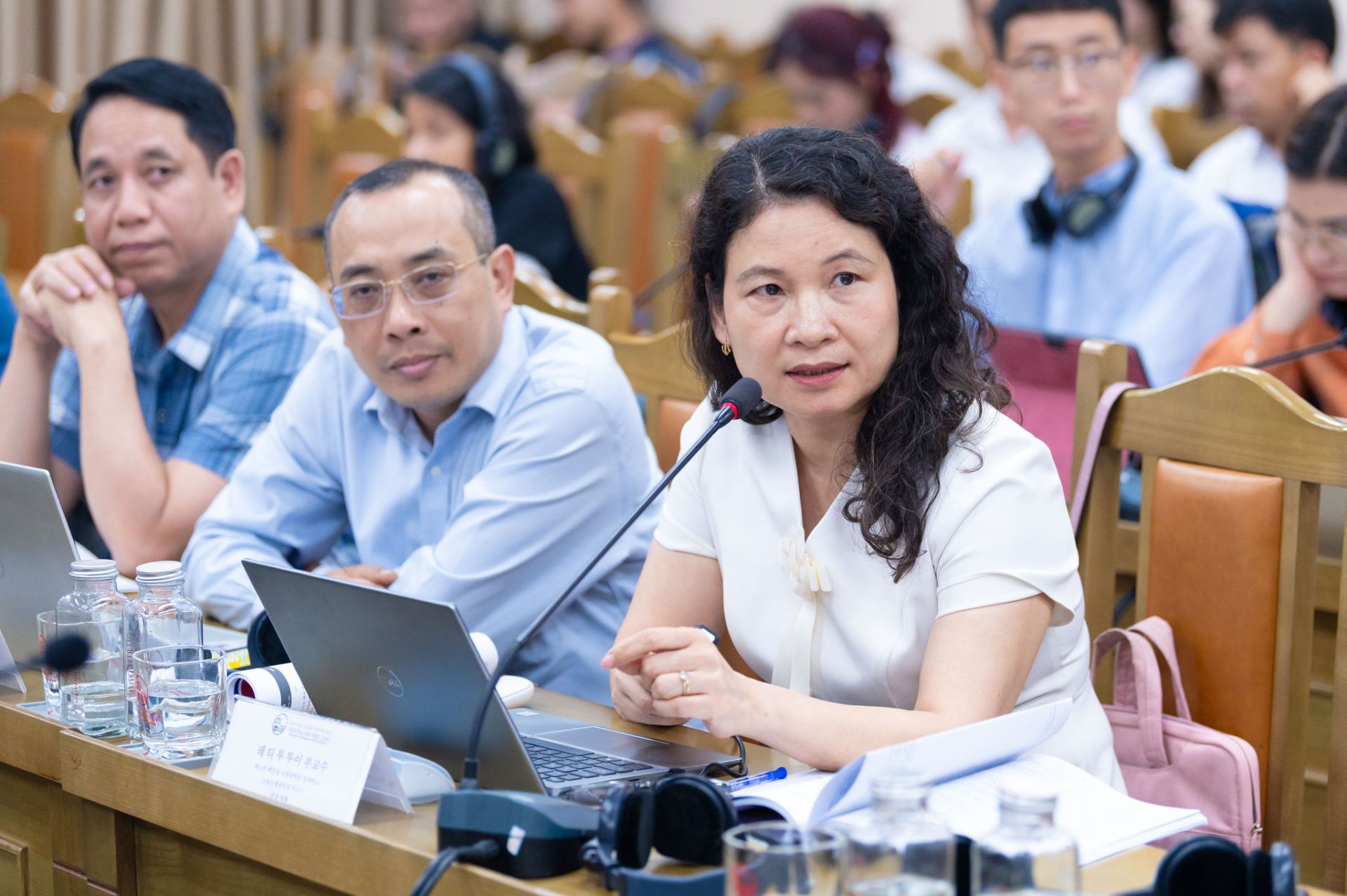 PGS.TS. Lê Thị Thu Thủy, Phụ trách Bộ môn Luật Tài chính - Ngân hàng, Khoa Luật Tư, Trường Đại học Luật, ĐHQGHN trình bày tham luận tại Hội thảo PGS.TS. Lê Thị Thu Thủy, Phụ trách Bộ môn Luật Tài chính - Ngân hàng, Khoa Luật Tư, Trường Đại học Luật, ĐHQGHN trình bày tham luận tại Hội thảo