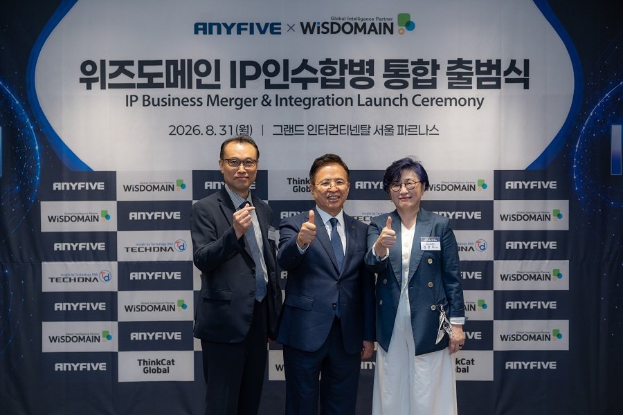 Từ tr&aacute;i sang : &ocirc;ng Choi Seung-Wook Gi&aacute;m đốc Khối Kinh doanh IP; &ocirc;ng Kim Ki-Jong CEO ANYFIVE; v&agrave; b&agrave; Kim Jan-Di Gi&aacute;m đốc Chi nh&aacute;nh Nhật Bản.
