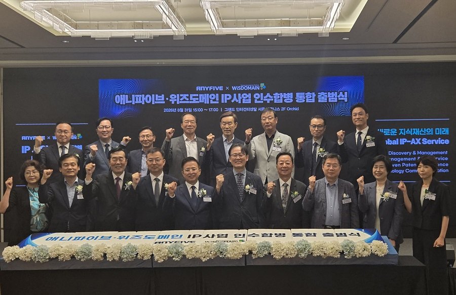 Từ tr&aacute;i sang : &ocirc;ng Choi Seung-Wook Gi&aacute;m đốc Khối Kinh doanh IP; &ocirc;ng Kim Ki-Jong CEO ANYFIVE; v&agrave; b&agrave; Kim Jan-Di Gi&aacute;m đốc Chi nh&aacute;nh Nhật Bản.
